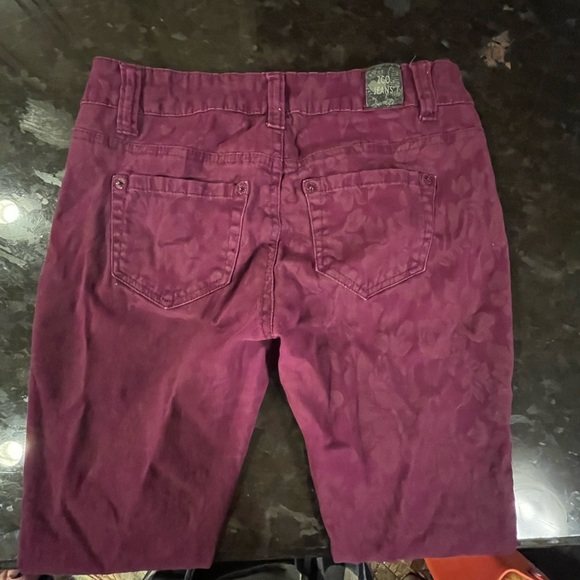 ZCO Jeans Burgundy Floral-Embossed Skinny Jeans – Size 5 - Picture 5 of 6